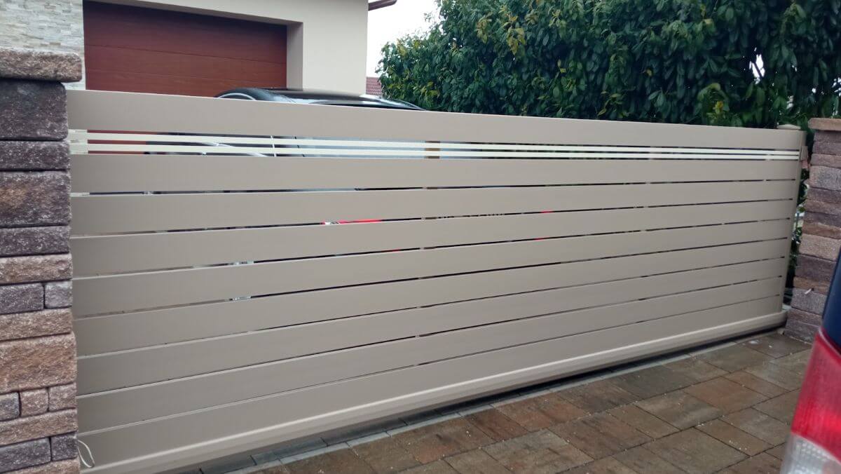 Hliníková samonosná brána Nitra