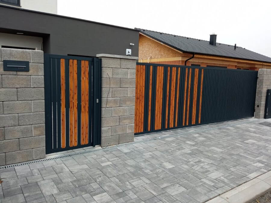 Hliníková brána kombinácia drevodekor 